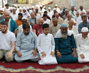hukum laki-laki sholat di rumah