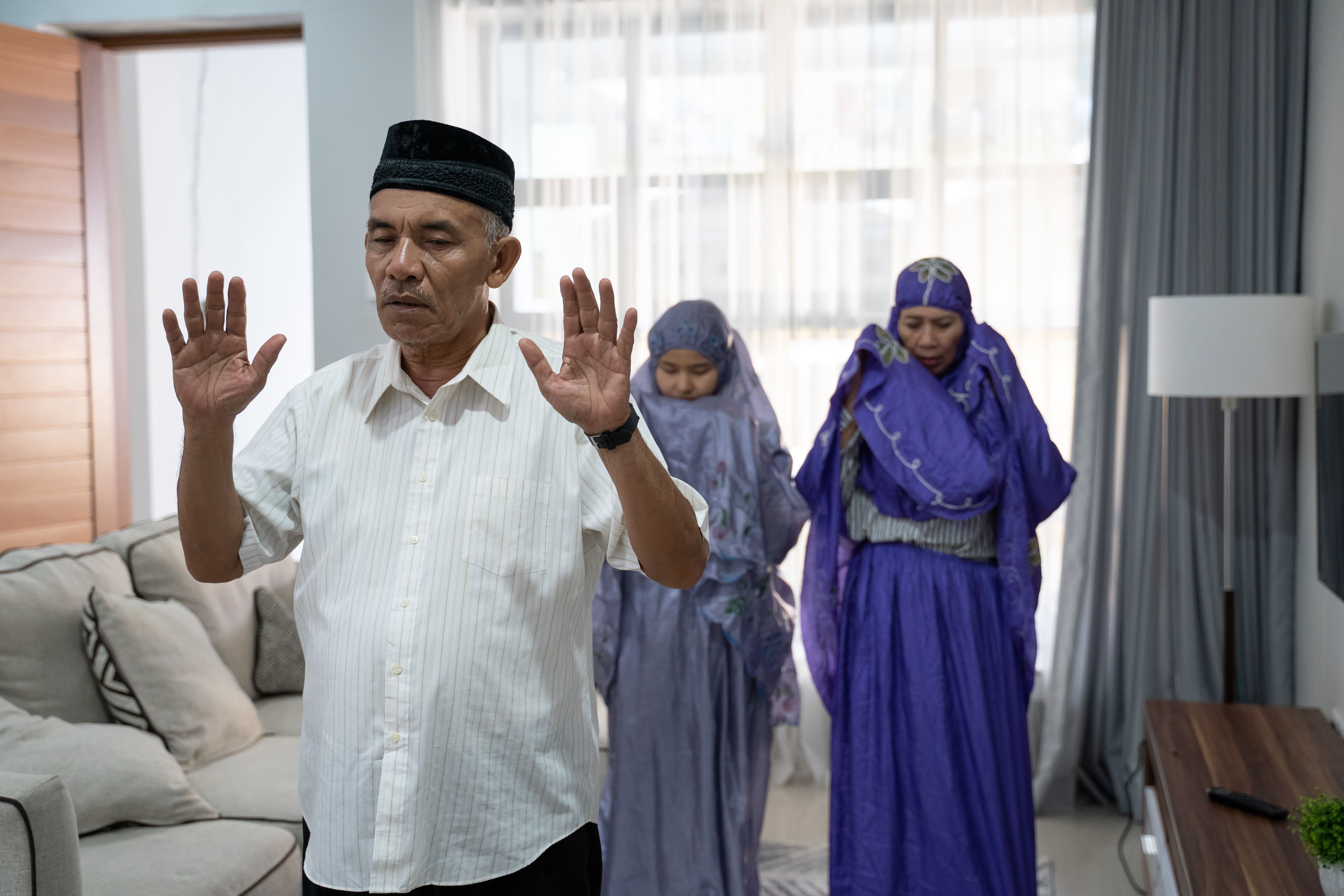 Hukum melakukan salat berjamaah adalah