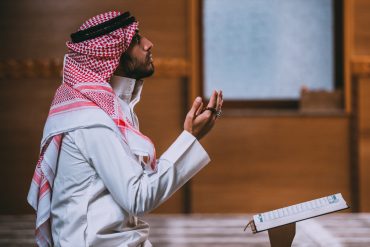 Hukum-Menjamak-Sholat-Jumat-Dengan-Ashar-source-shutterstock2