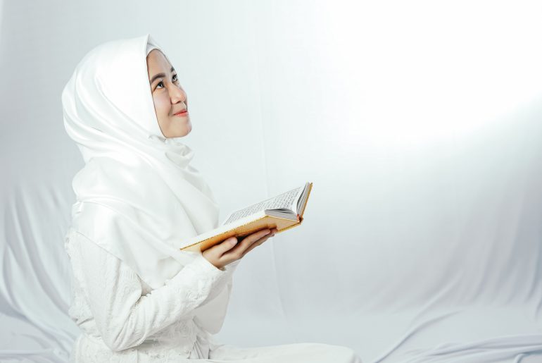 Agar Pahala Mengalir, Lakukan 7 Macam Amal Jariyah Ini! macam amal jariyah
