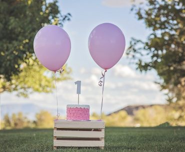 merayakan ulang tahun