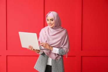 perbedaan ujub dan riya