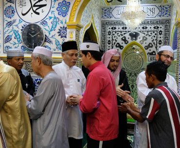 Wajib Tahu! Inilah Hukum Berjabat Tangan dalam Islam