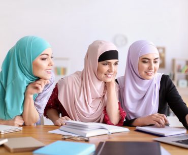 gaya hijab simple untuk buka puasa bersama